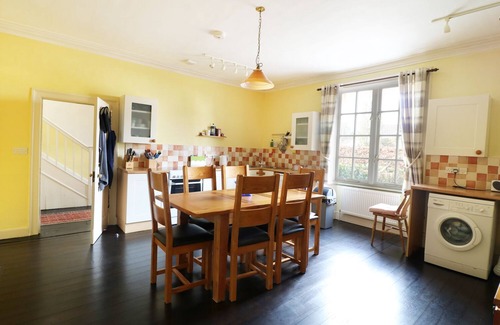Wookey House | Family-Friendly Glebe House in Wells with Kitchen & Breakfast