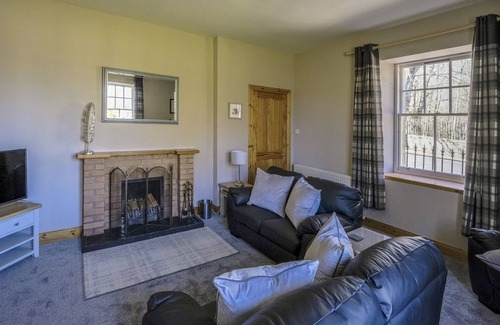 Ardgay Cottage | Gledfield Gate Lodge: Cozy Cottage with Lake View Amenities