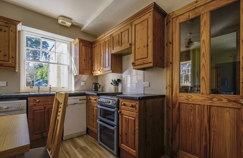 Ardgay Cottage | Gledfield Gate Lodge: Cozy Cottage with Lake View Amenities