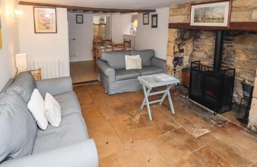 Bourton House | Welcoming Gleed Cottage: Pet and Child Friendly Retreat