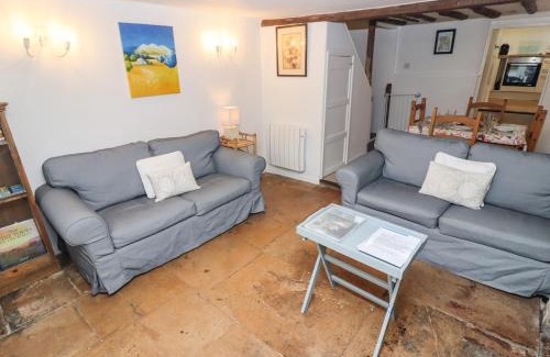 Bourton House | Welcoming Gleed Cottage: Pet and Child Friendly Retreat