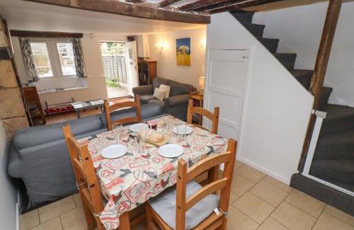Bourton House | Welcoming Gleed Cottage: Pet and Child Friendly Retreat