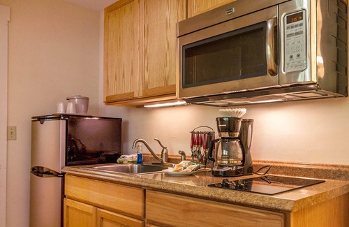 Rockport Hotel | Inviting Glen Cove Inn & Suites: Top-Rated Stay with Pool