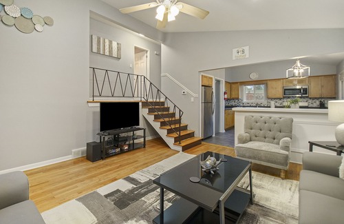 Glen Ellyn House | Pet-Friendly Glen Ellyn FHS Rental with Pool & Breakfast