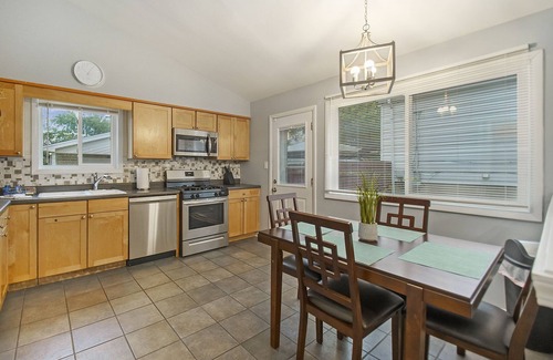 Glen Ellyn House | Pet-Friendly Glen Ellyn FHS Rental with Pool & Breakfast
