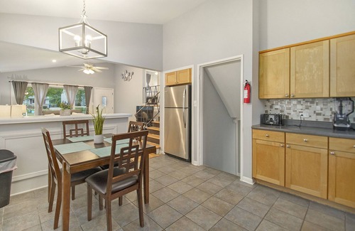 Glen Ellyn House | Pet-Friendly Glen Ellyn FHS Rental with Pool & Breakfast