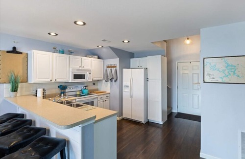 Camdenton Condo | Glen Haven: Lake View Room with Heated Pool & Playground