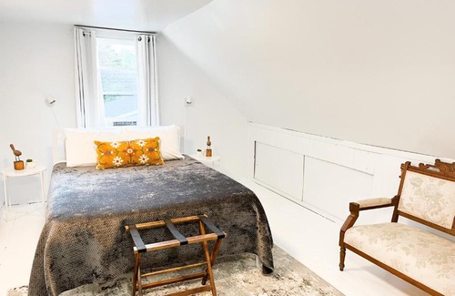 Glen Margaret House | Unforgettable Glen Margaret Lake Loft Guest House Retreat