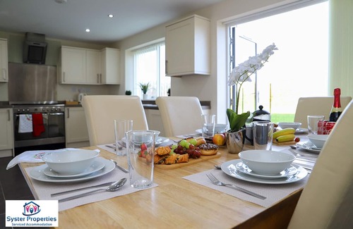 Leicester House | Glen View: Spacious 5-Bed House with Ocean Views