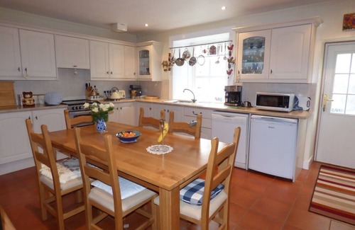 St Fillans Cottage | Explore Glenalbyn Cottage: Oceanfront Retreat with Amenities