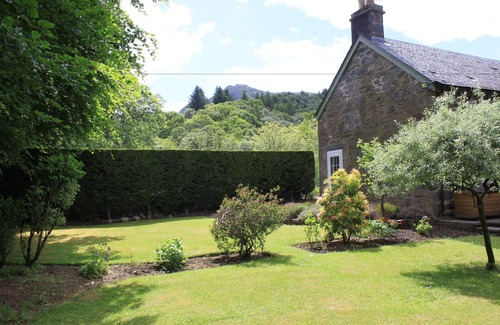 St Fillans Cottage | Explore Glenalbyn Cottage: Oceanfront Retreat with Amenities