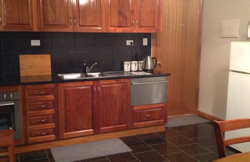 Waverley Apartment | Inviting Glenayr Shearers Quarters with Spa & Family Amenities