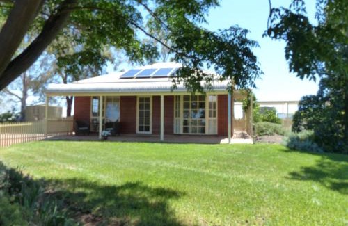 Yelta House | Family-Friendly Glenbar Cottage Yelta: Rated 9.7/10