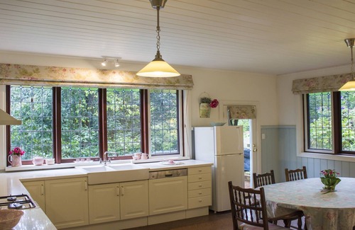 Warburton House | Glenbrook Cottage in Warburton: Guest Rated 9.8, Family-Friendly