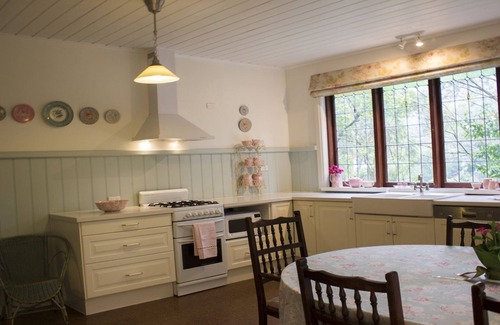 Warburton House | Glenbrook Cottage in Warburton: Guest Rated 9.8, Family-Friendly