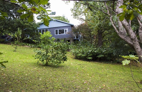 Warburton House | Glenbrook Cottage in Warburton: Guest Rated 9.8, Family-Friendly