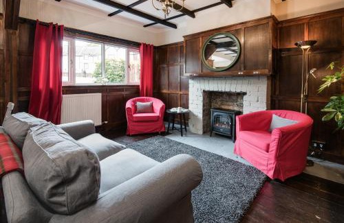 Crianlarich House | Inviting Glenbruar House: Family-Friendly with Hot Tub