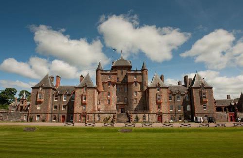 Lauder Apartment | Explore Glenburnie at Thirlestane Castle - 4-Star Retreat