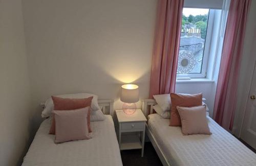 Dunfermline Apartment | Exceptional Family-Friendly Stay at 'No.5' Bellyeoman