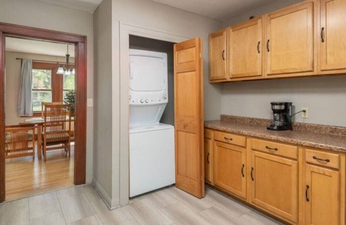 Glencoe House | Glencoe Retreat: 4 Bedroom with Spa & Pet-Friendly Perks