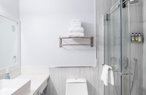 Somerset Hotel | Comfortable Glendale Hotel with Family-Friendly Amenities