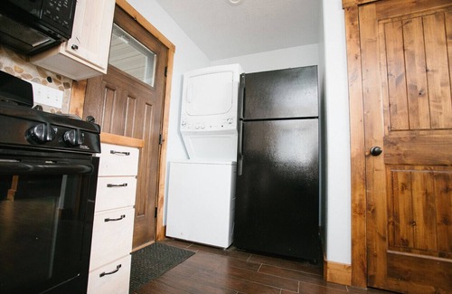 Preston Cabin | Experience Glendale Reservoir Retreat: Kayaks & Ocean Views