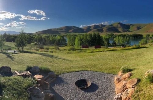 Preston Cabin | Experience Glendale Reservoir Retreat: Kayaks & Ocean Views
