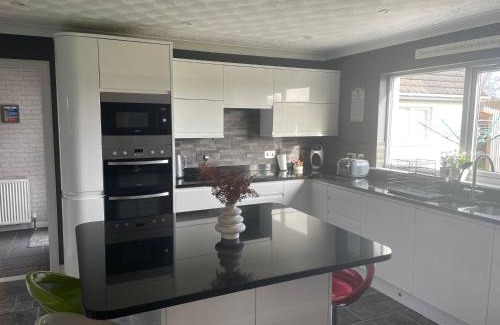 Tore House | Gleneden House: Pet-Friendly Retreat with 9.7/10 Reviews