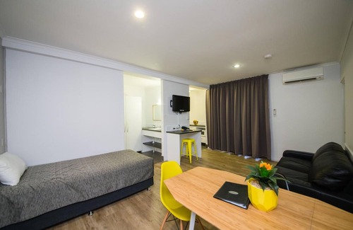 Norman Gardens Hotel | Relax at Glenmore Palms Motel - Rated 8.8/10 with Pool & Breakfast