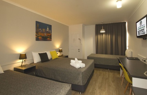 Norman Gardens Hotel | Relax at Glenmore Palms Motel - Rated 8.8/10 with Pool & Breakfast