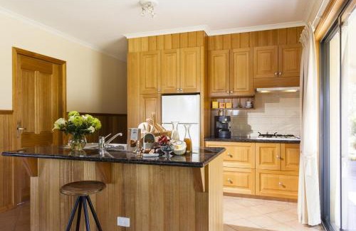 Apollo Bay Villa | Discover Glenoe Cottages: 4-Star Retreat with Perfect Rating
