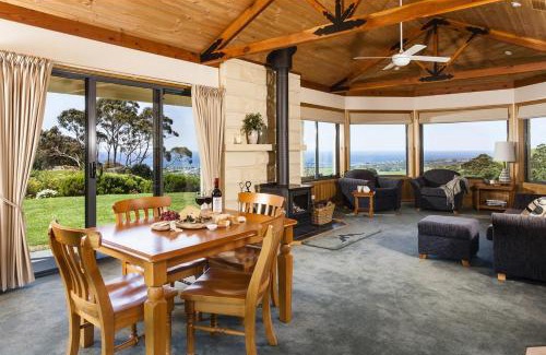 Apollo Bay Villa | Discover Glenoe Cottages: 4-Star Retreat with Perfect Rating