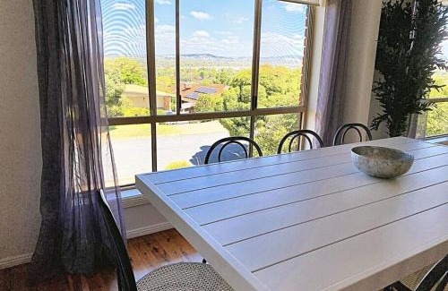 Kooringal House | Spacious 4BR Retreat with Scenic Lake Views