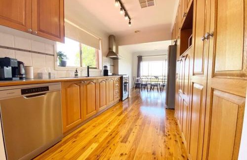 Kooringal House | Spacious 4BR Retreat with Scenic Lake Views