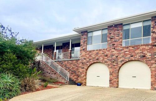 Kooringal House | Spacious 4BR Retreat with Scenic Lake Views