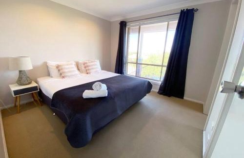 Kooringal House | Spacious 4BR Retreat with Scenic Lake Views
