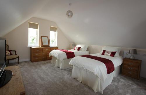 St Brides House | Gorgeous Glenside Cottage with Hot Tub and Ocean Views