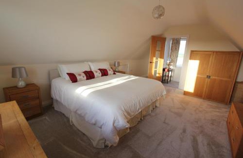 St Brides House | Gorgeous Glenside Cottage with Hot Tub and Ocean Views