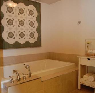 Algoma District Resort | Pet-Friendly Glenview Cottages with Pool and Hot Tub