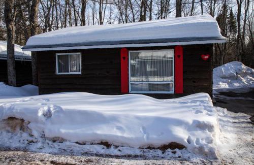 Algoma District Resort | Pet-Friendly Glenview Cottages with Pool and Hot Tub