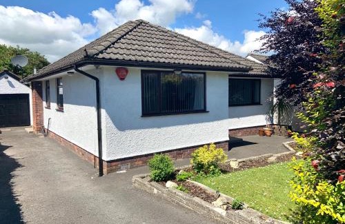 Newtownabbey Apartment | Discover Glenwell House: Family-Friendly with a 9.2 Rating