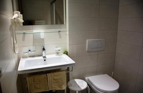 Sankt Leonhard im Pitztal House | Charming Gletscher-Landhaus Brunnenkogel with Hot Tub Access