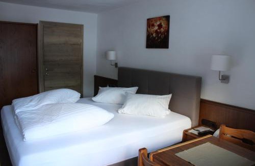 Sankt Leonhard im Pitztal House | Charming Gletscher-Landhaus Brunnenkogel with Hot Tub Access