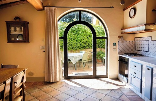 Tavarnelle Val di Pesa Apartment | Glicini 2: Your Ideal Chianti Getaway with Pool & Breakfast