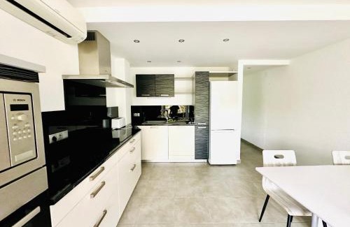 Roses Town Center Apartment | Pet-Friendly Retreat at GLOBAL-IMMO 3363 with 9.7 Rating