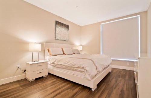 Shoreline West Apartment | Cozy Global Luxury Suites: Pet-Friendly Escape in Downtown