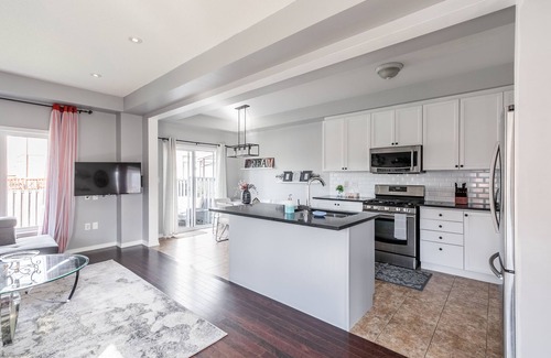 Stoney Creek Apartment | Discover GLOBALSTAY: 3BR Townhomes with Hot Tub & Gym
