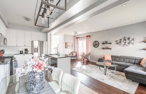 Stoney Creek Apartment | Discover GLOBALSTAY: 3BR Townhomes with Hot Tub & Gym