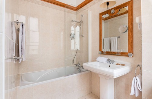 Bellecour - Hotel Dieu Hotel | Discover Globe et Cecil Hôtel: A 4-Star Gem with Spa