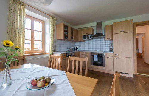Attersee Apartment | Family-Friendly Glockenblume - Weslhof with Kitchen Access